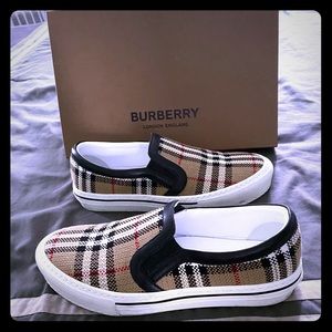 Authentic Burberry sneakers they’re a too big